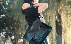 饭桌上故意张开腿让公H